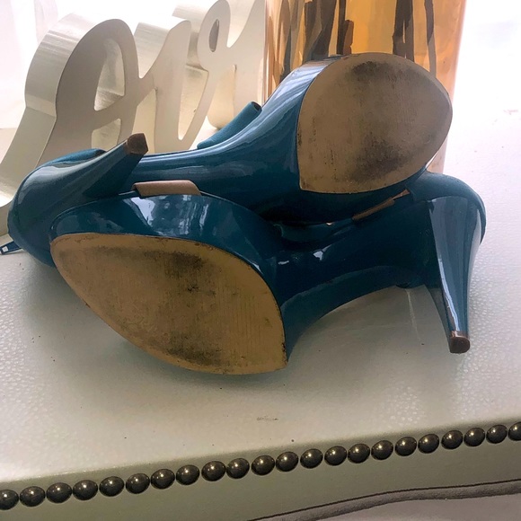 Carlos Santana Turquoise and tan stacked 4 inch heel - Picture 2 of 5